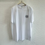 T-shirt bianca minimalista con logo grafico nero, vestibilità relax e stile casual versatile.