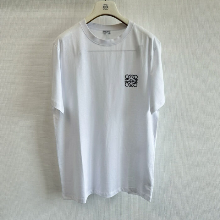 T-shirt bianca minimalista con logo grafico nero, vestibilità relax e stile casual versatile.