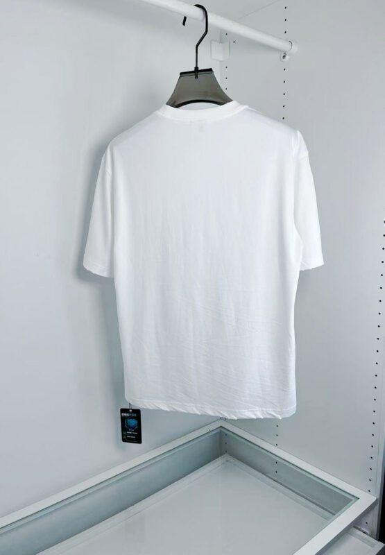 Maglietta bianca basic su gancio, stile minimalista e progettata per ogni occasione.