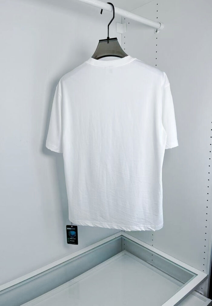 Maglietta bianca basic su gancio, stile minimalista e progettata per ogni occasione.