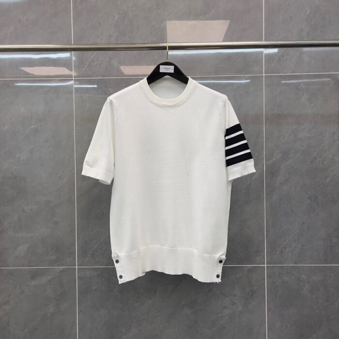 Maglione bianco casual con strisce nere e dettagli bottoni, versatile e moderno.