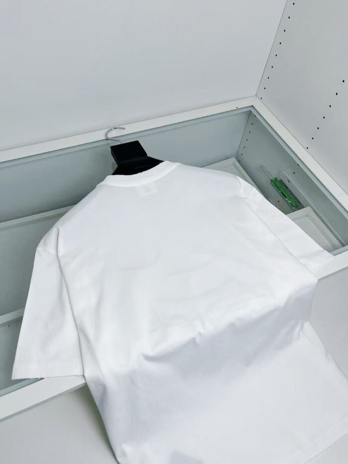 Maglietta bianca minimalista in stile moderno, semplice ed elegante in ambientazione minimal.