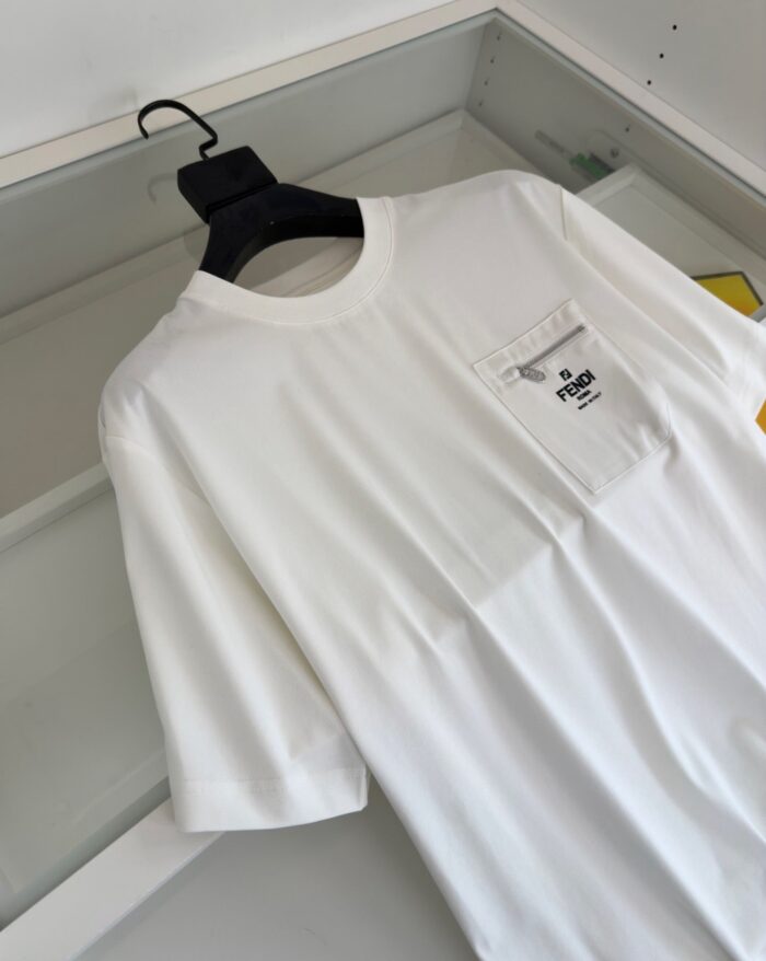 Maglietta bianca casual con tasca e etichetta, stile semplice e versatile.