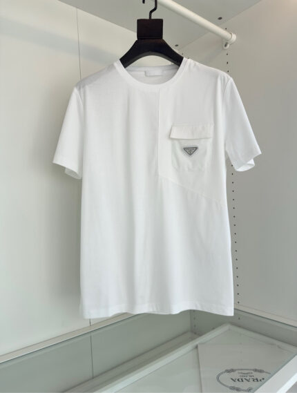 T-shirt bianco minimalista con tasca e logo elegante, stile semplice e versatile, perfetta per ogni occasione.