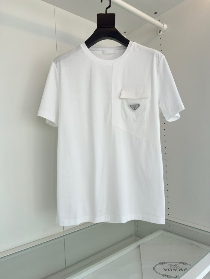T-shirt bianco minimalista con tasca e logo elegante, stile semplice e versatile, perfetta per ogni occasione.