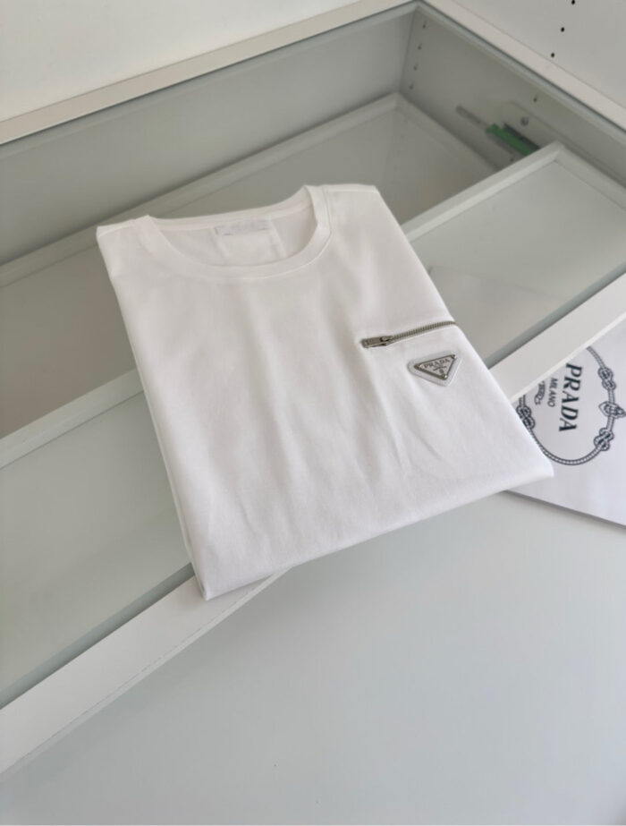 T-shirt bianca minimalista con zip e logo in pelle di lusso, stile elegante e casual.