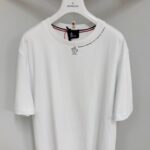 T-shirt bianca Moncler uomo, elegante e casual, tessuto di alta qualità con dettagli raffinati.