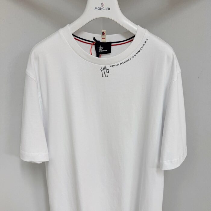 T-shirt bianca Moncler uomo, elegante e casual, tessuto di alta qualità con dettagli raffinati.