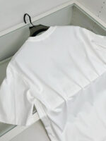 T-shirt bianca classica da uomo, vestibilità relax, lifestyle casual e versatile.