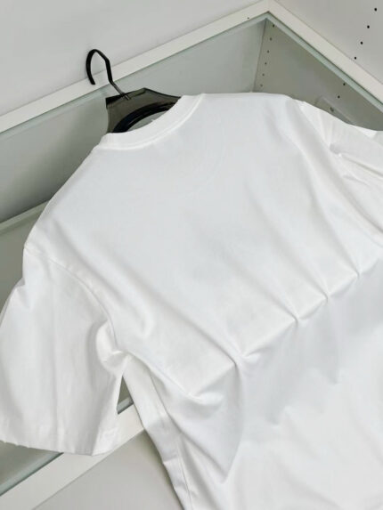 T-shirt bianca classica da uomo, vestibilità relax, lifestyle casual e versatile.