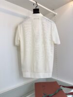 Maglietta polo bianca minimalista con packaging elegante e dettaglio di fiocco tono su tono.