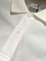 Maglia polo bianca Burberry, elegante e di alta qualità, in tessuto leggero e dettagli raffinati.