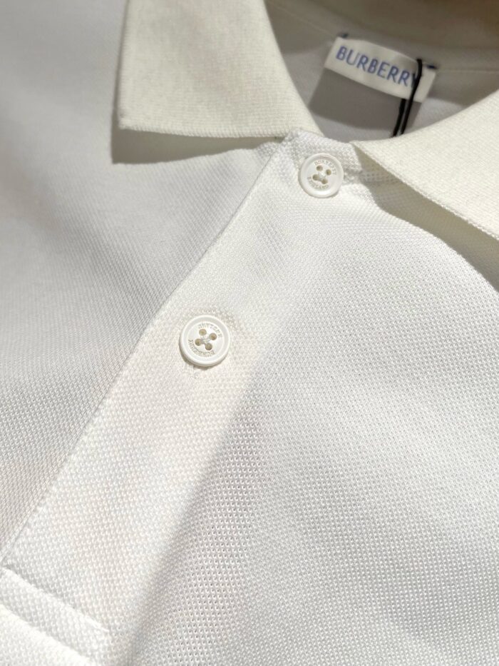 Maglia polo bianca Burberry, elegante e di alta qualità, in tessuto leggero e dettagli raffinati.