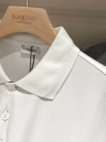 Maglietta polo bianca Burberry in cotone di lusso, elegante e classica, perfetta per ogni occasione.