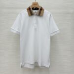 Polo bianca con colletto check beige e marrone, stile elegante e versatile.