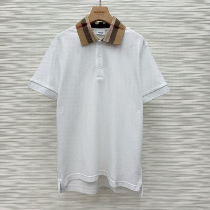 Polo bianca con colletto check beige e marrone, stile elegante e versatile.