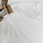 Maglietta polo bianca con colletto check beige, stile elegante e confortevole.