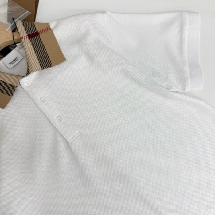 Maglietta polo bianca con colletto check beige, stile elegante e confortevole.