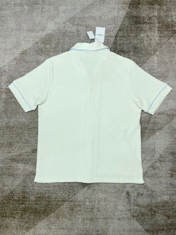 Camicia bianca slim fit con colletto e maniche cuffate, elegante e versatile, nuova con etichetta.