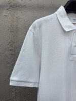 Maglietta polo bianca classica in cotone, stile elegante e versatile per ogni occasione.