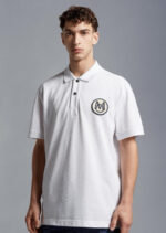 Uomo con polo bianca moderna, logo sferico, look casual e elegante.