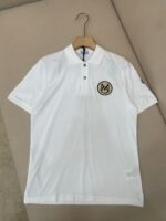 Maglietta polo bianca elegante con logo ricamato, tessuto leggero e stile versatile.