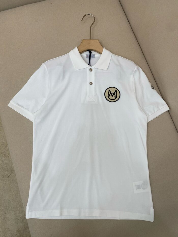 Maglietta polo bianca elegante con logo ricamato, tessuto leggero e stile versatile.