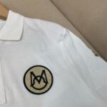 Maglietta polo bianca con logo ricamato, stile classico ed elegante, tessuto di alta qualità.