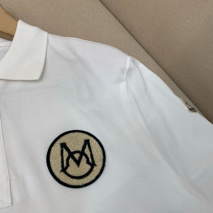 Maglietta polo bianca con logo ricamato, stile classico ed elegante, tessuto di alta qualità.