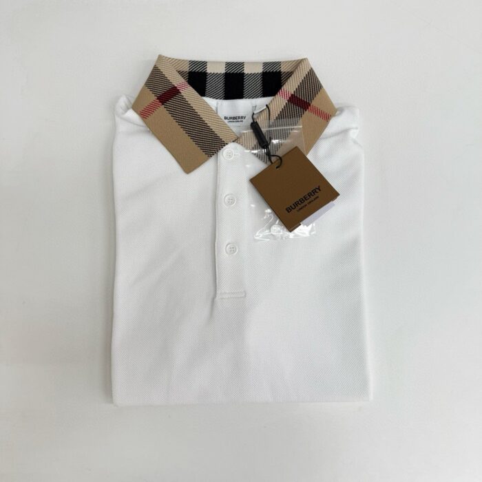 Maglietta polo bianca con colletto check beige e nero, stile classico e versatile.