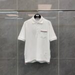 Maglietta polo bianca elegante con tasca, dettagli colorati e stile versatile.