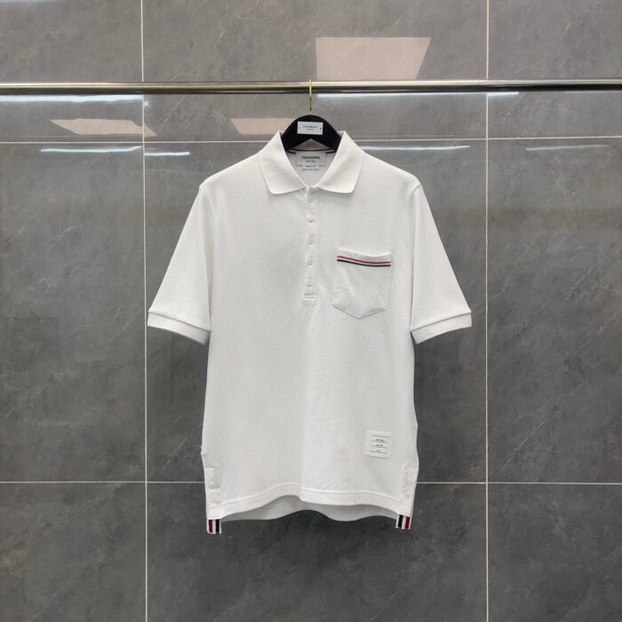 Maglietta polo bianca elegante con tasca, dettagli colorati e stile versatile.