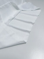 Camicia bianca elegante con colletto classico, tessuto liscio e finiture precise.