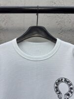 Maglietta bianca a maniche lunghe con logo Chrome Hearts e texture a coste.
