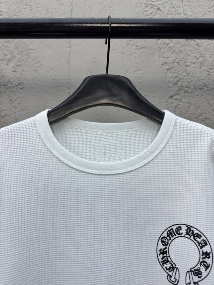 Maglietta bianca a maniche lunghe con logo Chrome Hearts e texture a coste.