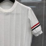 Camicia Bianca Sportiva con Manica a Fascia a Strisce Rosse e Nere, Casual ed Elegante