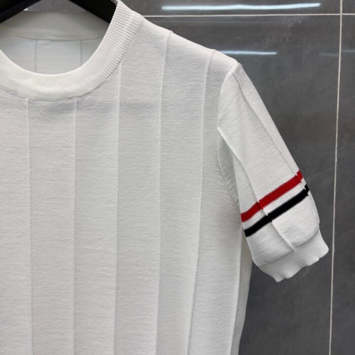 Camicia Bianca Sportiva con Manica a Fascia a Strisce Rosse e Nere, Casual ed Elegante