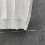 Maglione bianco a costine, stile casual e caldo, perfetto per un look minimalista e comodo.