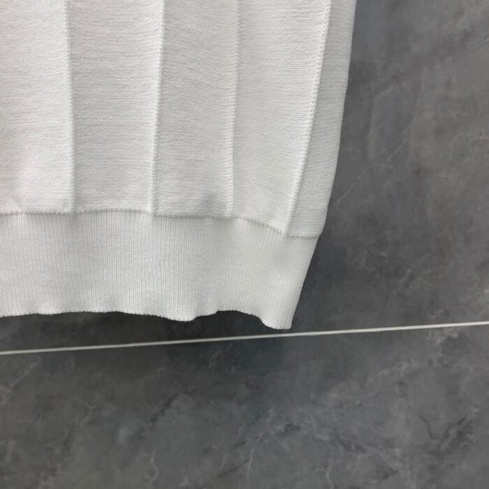 Maglione bianco a costine, stile casual e caldo, perfetto per un look minimalista e comodo.