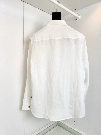 Camicia bianca elegante a manica lunga, stile classico su esposizione in negozio.