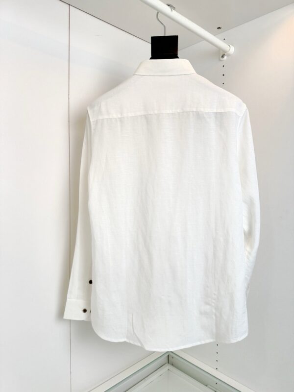 Camicia bianca elegante a manica lunga, stile classico su esposizione in negozio.