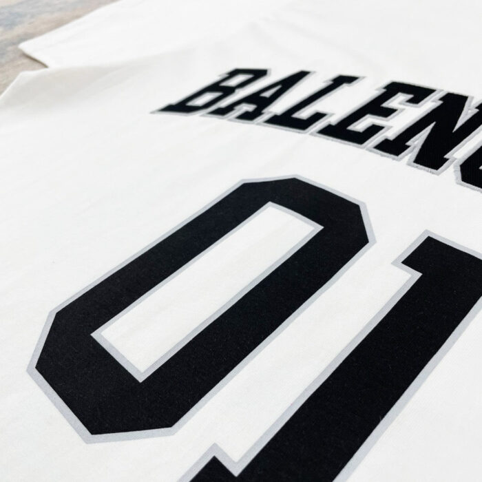 Maglietta bianca con logo Balenc 01, stile streetwear sportivo, moda casual e di tendenza.