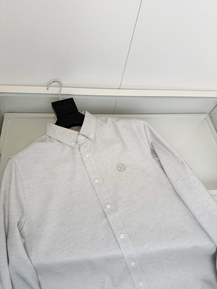 Camicia bianca elegante con logo discreto, perfetta per uno stile raffinato e versatile.