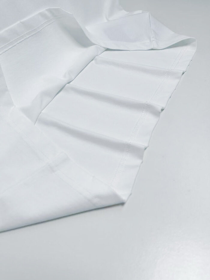 Camicia bianca classica, piegata e elegante per occasioni formali e raffinate.