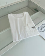 Maglietta bianca minimalista su superficie di vetro, elegante e versatile per ogni occasione.