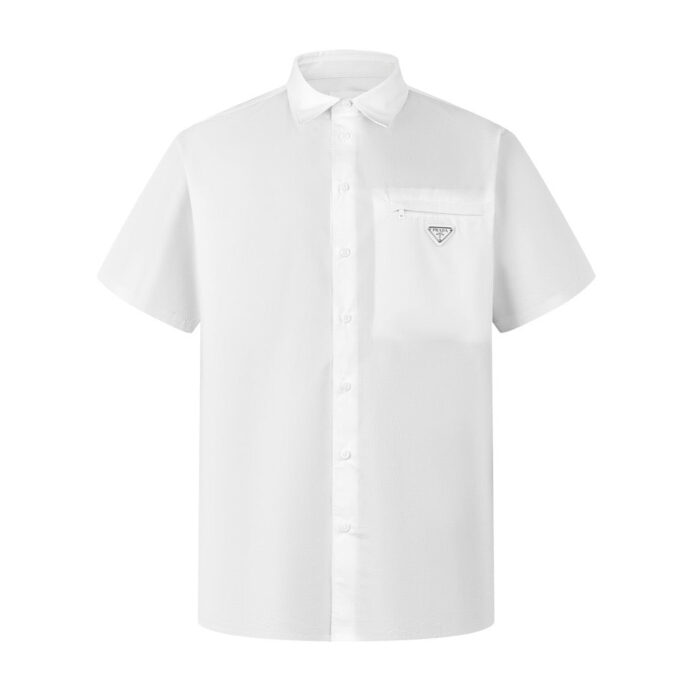 Camicia bianca da uomo a maniche corte, stile minimalista e versatile per ogni occasione.