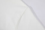 Tessuto bianco liscio e elegante, perfetto per abbigliamento e decorazioni moderne.