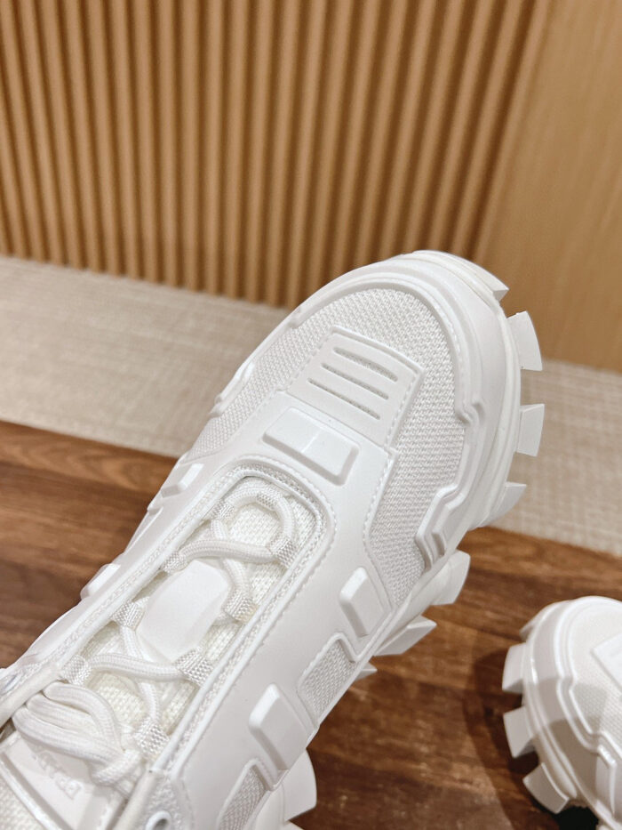 Sneaker bianca moderna con suola antiscivolo, ideale per outdoor e attività allaperto.