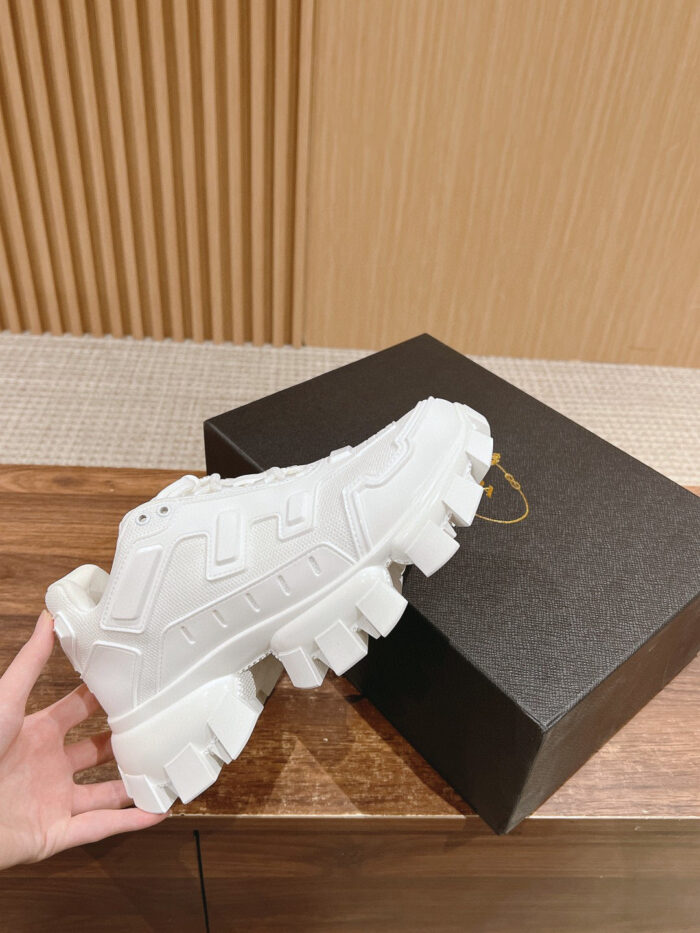 Sneaker bianca di lusso con design moderno, silhouette chunky e packaging elegante in stile contemporaneo.