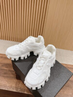 Scarpe sneakers bianche chunky con suola robusta e dettagli moderni, perfette per streetwear e casual.